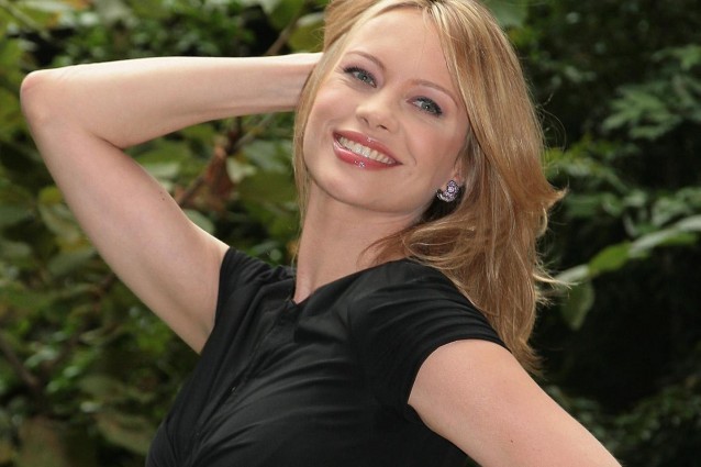 Anna Falchi in posa sorridente