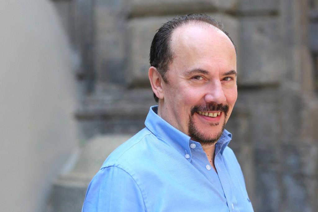 maurizio casagrande attore che sorride in primo piano